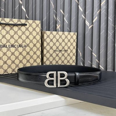 特 尺寸：宽度：3厘米 细纹牛皮革 末端饰以同系配色Balenciaga品牌标识压纹 做旧金色Monaco Bb标识金属配件 材料：牛皮革