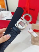 这款双面皮带时尚百搭，是不可或缺的男士配饰单品。一面选用锤纹牛皮，另一面选用精选天然粒纹牛皮，缀以金色饰面 Gancini扣饰增添点睛韵致，内侧饰以精美丝缎装饰