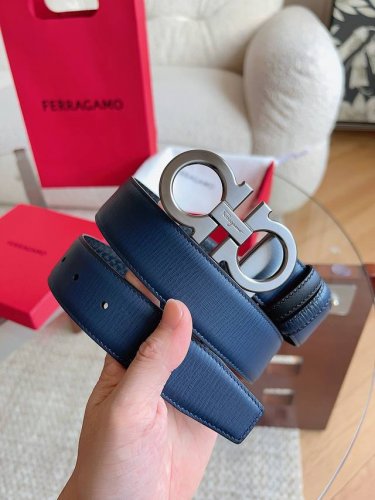 菲拉格慕 2026早春款 ，皮带选用经特别工艺处理的头层牛皮制成，突显天然粒纹，采用摩登优雅色调焕新演绎男士经典单品。双面设计与Gancini双扣相得益彰，塑就