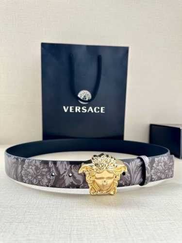 特 宽度3.8Cm Versace 皮带，配有立体La Medusa双面搭扣，一面饰有Barroco印花。 La Medusa搭扣 腰带环 底面料：100%牛皮