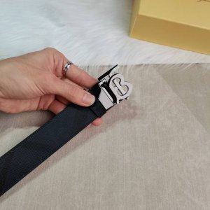 Made In Italy 批 配图片代购礼盒 品牌：Burberry 扣头材质：双色纯钢扣 带身材质正面：产地意大利正版35Mm宽度进口头层牛皮配品牌革料，国