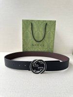 gucci 宽度4.0Cm 早春系列透过现代视角焕新诠释品牌经典元素。这款腰带以牛皮革匠心打造，巧妙缀饰互扣式双G搭扣，搭配嵌花牛皮革。这款腰带正面以灰色牛皮革