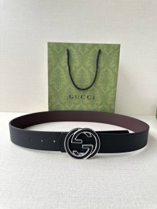 gucci 宽度4.0Cm 早春系列透过现代视角焕新诠释品牌经典元素。这款腰带以牛皮革匠心打造，巧妙缀饰互扣式双G搭扣，搭配嵌花牛皮革。这款腰带正面以灰色牛皮革