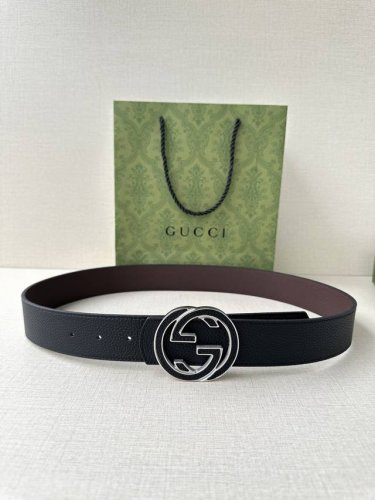 gucci 宽度4.0Cm 早春系列透过现代视角焕新诠释品牌经典元素。这款腰带以牛皮革匠心打造，巧妙缀饰互扣式双G搭扣，搭配嵌花牛皮革。这款腰带正面以灰色牛皮革
