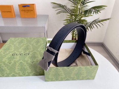 Gucci 双面可用 古奇新款互扣式G带扣深受品牌辉煌的70年代经典设计所影响，得以重新诠释。安放于织纹纯皮腰带之上。正品一致的吊牌全套包装 配纸袋 礼品盒 亲