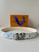 特 Lv Initiales 40 毫米双面腰带焕新标志性设计 以经典 帆布和柔软牛皮革呈现双面风尚 经典丝印路易威登Logo Lv 字母搭扣散发前卫气息 提供