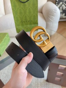 Gucci 这款双面皮革腰带采用荔枝纹皮革材质，饰以经典双G搭扣，该配件灵感源自品牌辉煌的70年代典藏设计。时尚流行元素；适用低腰和高腰两种穿戴方式。建议您根据
