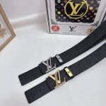 品名：Lv..路易..威登 材质：原单牛皮腰带 百分百头层牛皮腰带保证真皮，24K纯钢扣，专柜原单品质、做工精细，时尚大牌，送人自用首选 包装： 请认准如图专柜