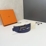 特 爱马仕HermèS男款腰带以其精湛的工艺、高品质的材料和经典的设计而备受推崇，是男士时尚配饰中的顶级选择。最具标志性的设计是带有“H”标志的扣头，简约大气且