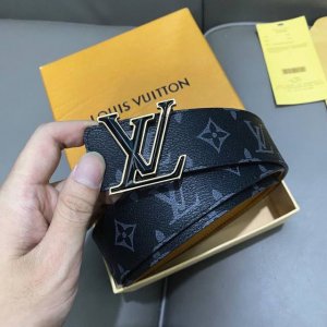 L0Uis Vuitt0N 專櫃最新升級版本 寬度40毫米 精湛工藝定制帆布面料襯托進口水波紋小牛皮底 搭配精鋼字母搭扣 雙面用 經典百搭款！