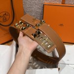 Collier De Chien 45 腰带 Epsom小牛皮腰带，搭配金属皮带扣 这款Collier De Chien 腰带延续摇滚风格，经升级演绎，窄版设计