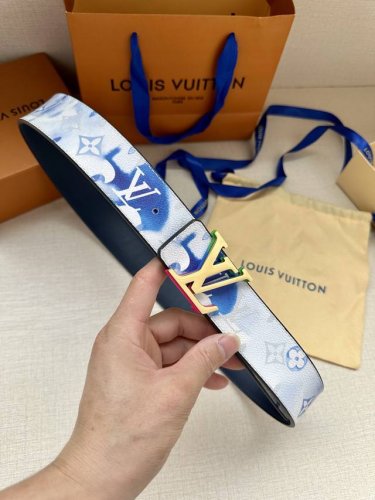 Lv Pyramide This Is Not Mng 双面腰带令 Monogram 图案沉入朦胧意境，反面衔接做旧光滑牛皮革，一展艺术气息。 。Lv Pyra
