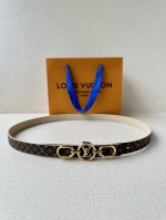 本款 2.0宽 Lv Iconic 腰带令传统元素焕现摩登魅力。纤细尺寸可穿过束带圈或单独收拢腰线，Iconic 搭扣流露优雅格调，双面设计实现更多造型可能一面