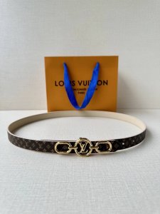 本款 2.0宽 Lv Iconic 腰带令传统元素焕现摩登魅力。纤细尺寸可穿过束带圈或单独收拢腰线，Iconic 搭扣流露优雅格调，双面设计实现更多造型可能一面