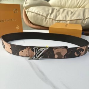 L0Uis Vuitt0N 專櫃最新升級版本 寬度40毫米 精湛工藝定制帆布面料襯托進口小牛皮底 搭配精鋼字母搭扣 與腰帶相呼應 雙面用 經典百搭款！