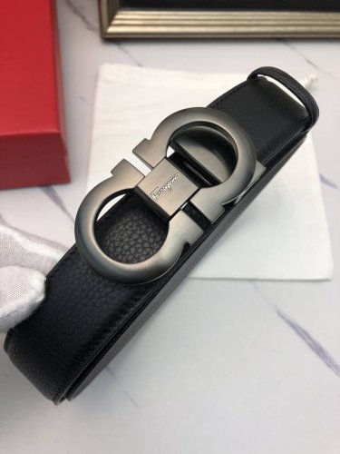 菲拉格慕：原单头层牛皮荔枝纹带身.内衬头层小牛皮底，正反两面可用，搭配原单扣，原产皮料定制，专柜宽度3.5