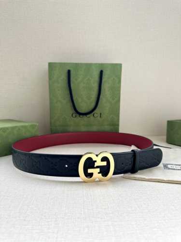 宽度4.0Cm Gucci 互扣式双g带原单钢扣，源自品牌现代风格典藏设计，经过重新诠释而别具新意。呈现于纤细的皮革腰带之上。