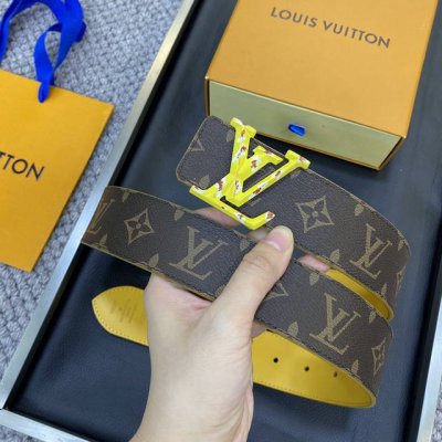 特 驴家Lv早春新品 顶级品质 宽度3.8Cm 双面可用 全新摩登时尚的帆布衬托原厂小牛皮底 搭配经典而精致的搭扣设计