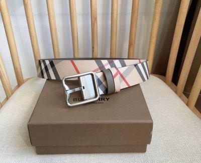 Burberry 巴宝莉专柜同步上新双面两用腰带 于意大利工坊精制而成 搭配镀钯金B字型扣环 一面装饰Burberry格纹 另一面为粒纹小牛皮材质 宽:3.5C