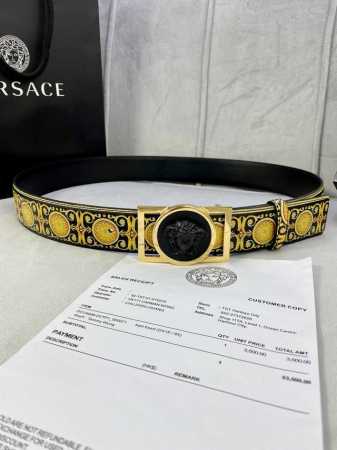 特 宽度4.0Cm Versace 范思哲 此款palazzo腰带采用牛皮革面料制作，并饰有le Pop Classique图案印花和标志性的美杜莎五金配件。 - 点击图像关闭