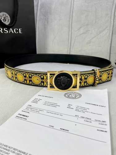 特 宽度4.0Cm Versace 范思哲 此款palazzo腰带采用牛皮革面料制作，并饰有le Pop Classique图案印花和标志性的美杜莎五金配件。