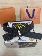 品名：Lv..路易..威登原单 材质：原单牛皮腰带 百分百头层牛皮腰带保证真皮，24K纯钢扣，专柜原单品质、做工精细，时尚大牌，送人自用首选 包装： 请认准如图