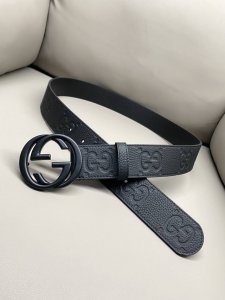 古驰.Gucci 全套包装 4.0Cm Gg 2024新款supreme帆布是品牌的一款代表性面料，其灵感源自30年代的典藏设计。互扣式双g以钯金色调配件亮眼呈