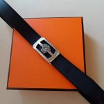 品牌:范思哲尺寸:带宽34Mm 正品尺寸 五金材质:专柜精品扣，真空电镀，工艺精细 带身材质:天然头层牛皮.质感十足，手感柔软。时尚个性，经典百