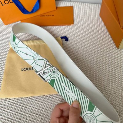 寬度：40Mm Lv Pyrmide Truck L Oeii雙面腰帶 驢家 海外原單代特供 面為進口小牛皮壓飾有標誌性品牌圖案效果工藝 原廠配色柔軟小牛皮底