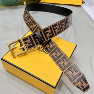 FENDI 芬迪 男士皮带 宽38MM 标志造型宽皮带。原版针扣，进口原版小牛皮制成。印有浮雕黑FF 图案。镀金表面金属制品，品质保证。