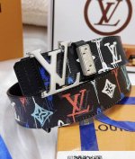 皮带：LV..路易..威登顶级复刻. 腰带：原单品质百分百头层牛皮，保证真皮。复古雕花设计.真空电镀.永不掉色.24K纯钢扣涂鸦彩绘图案艺术双面可用专柜同等质量