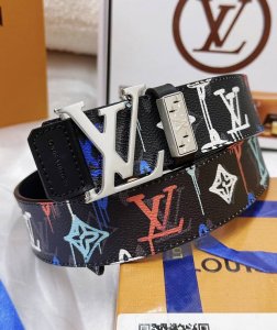 皮带：LV..路易..威登顶级复刻. 腰带：原单品质百分百头层牛皮，保证真皮。复古雕花设计.真空电镀.永不掉色.24K纯钢扣涂鸦彩绘图案艺术双面可用专柜同等质量