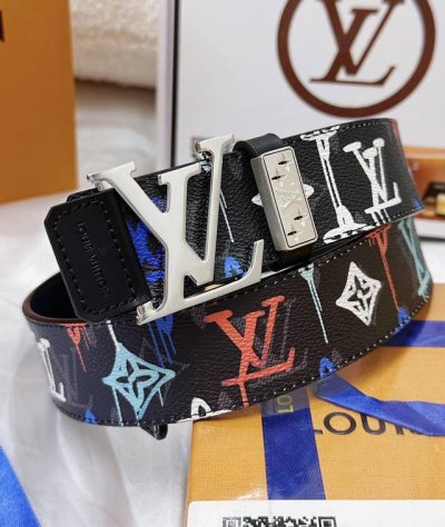 皮带：LV..路易..威登顶级复刻. 腰带：原单品质百分百头层牛皮，保证真皮。复古雕花设计.真空电镀.永不掉色.24K纯钢扣涂鸦彩绘图案艺术双面可用专柜同等质量