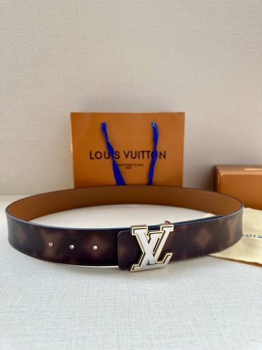特P180 Lv Pyramide This Is Not Mng 双面腰带令 Monogram 图案沉入朦胧意境，反面衔接做旧光滑牛皮革，一展艺术气息。Lv