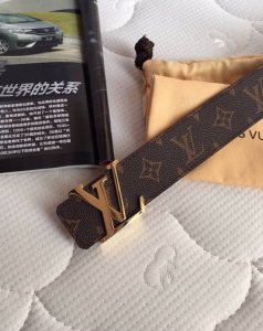 配全套包装盒 DDD Lv 咖格料进口磨砂底腰带，宽40毫米，搭配不锈钢原单扣，内衬咖黑色小牛皮。商务服装造型的完美搭配。永恒经典，与正品零差距。 DDD