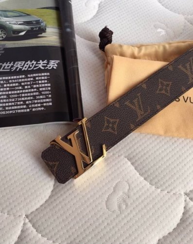 配全套包装盒 DDD Lv 咖格料进口磨砂底腰带，宽40毫米，搭配不锈钢原单扣，内衬咖黑色小牛皮。商务服装造型的完美搭配。永恒经典，与正品零差距。 DDD
