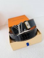 品名： Lv..路易..威登腰带皮带原单 型号：挂扣，经典纯钢材质挂扣，头层牛皮，图片实物拍摄 材料：头层牛皮，挂扣系列，纯钢材质扣头，钯镀电镀工艺永不掉色。经