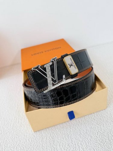 品名： Lv..路易..威登腰带皮带原单 型号：挂扣，经典纯钢材质挂扣，头层牛皮，图片实物拍摄 材料：头层牛皮，挂扣系列，纯钢材质扣头，钯镀电镀工艺永不掉色。经