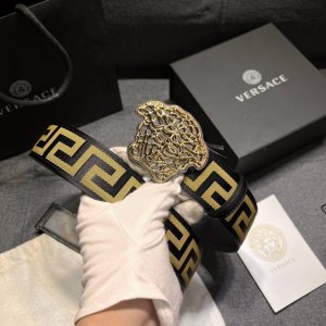 范思哲 宽4.0Cm 新款 Versace此款皮带配有镂空Medusa金银丝搭扣，搭扣四周环绕Greca图案。