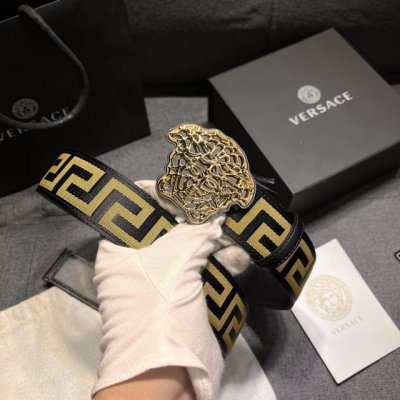范思哲 宽4.0Cm 新款 Versace此款皮带配有镂空Medusa金银丝搭扣，搭扣四周环绕Greca图案。