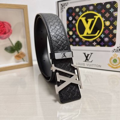 品名：Lv..路易..威登 材质：原单牛皮腰带 百分百头层牛皮腰带保证真皮，24K纯钢扣，专柜原单品质、做工精细，时尚大牌，送人自用首选 包装： 请认准如图专柜