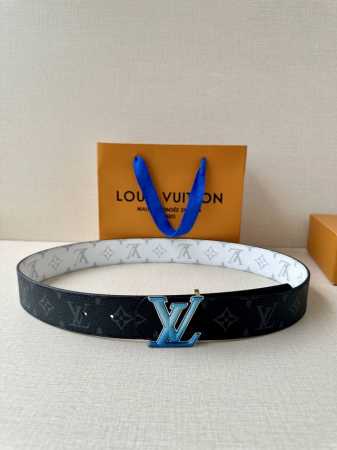 4.0宽Lv Dimension Sunset 双面腰带取材 Monogram 涂层帆布，以温暖色调再现晨光夕照的美妙意境，再借瞩目渐变效果搭扣捕捉时间流逝之美 - 点击图像关闭