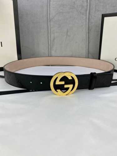 宽度4.0Cm Gucci Marmont系列每一季都会推陈出新，为灵感源于70年代的标志性gg钢扣配件注入现代精髓。这款gg Supreme帆布腰带反面采用黑