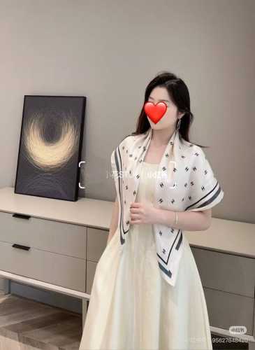 新款 Chanel 官网同步 双面同色蝴蝶结 18姆米 2025新品方巾必须征服它今年丝巾的戴法 一下子特别了许多 话题度太高只要营业 穿搭必出圈 大胆尝试了一