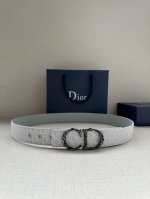 特 宽度3.5Cm 这款 35 毫米双面腰带结合典雅气质与摩登风范。双面设计，一面采用Oblique 印花，另一面采用黑色粒面牛皮革。可搭配各式 35 毫米腰带