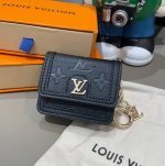 Lv通用蓝牙耳机包，Lv压花钥匙扣耳机包，挂饰包饰！配长链条斜挎，挂包包 方便携带！