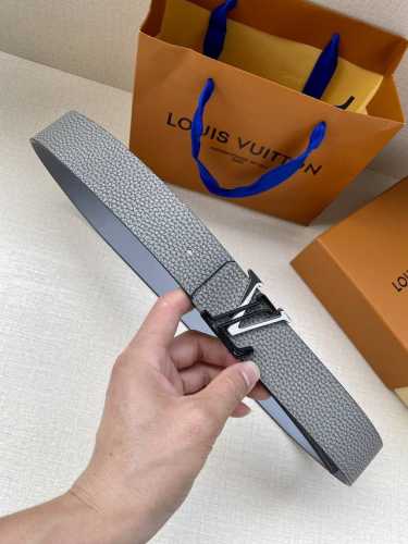 特 Lv Shape Mng Climbing 双面腰带向攀岩运动汲取灵感，以喷绘 Monogram Climbing 图案表现崎岖岩石的粗粝纹理，翻转可见沉稳