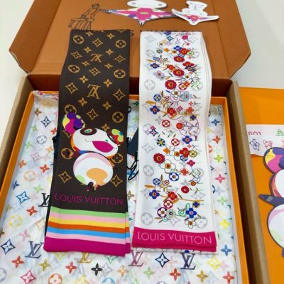Lvx村上隆白三彩重磅回归 L 百分百桑蚕丝120×8 这次回归的 Louis Vuitton X Murakami 合作系列定义是“复刻”，在 Louis V
