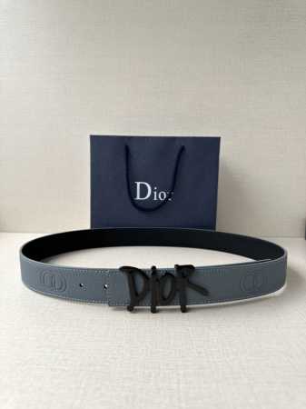 Dior 这款双面腰带结合典雅气质与摩登风范。双面均采用粒面牛皮革精心制作，一面为黑色，另一面多色可选 可搭配各式 35 毫米不锈钢腰带扣，更添精致，打造富有个 - 点击图像关闭