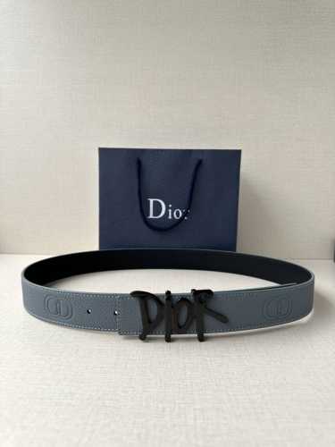 Dior 这款双面腰带结合典雅气质与摩登风范。双面均采用粒面牛皮革精心制作，一面为黑色，另一面多色可选 可搭配各式 35 毫米不锈钢腰带扣，更添精致，打造富有个